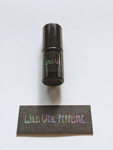 Load image into Gallery viewer, Star ♒︎ natural tarot perfume. handmade gardenia jasminoides extrait, musk, orris, black figs. February 2023