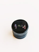 Load image into Gallery viewer, Nuummite. natural fragrance. bushman candle, black hojari, incienso peru, copal. October 2021