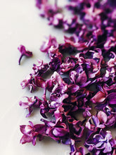 Load image into Gallery viewer, Lilac and Tabacum Leaf Enfleurage.
