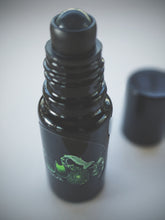 Load image into Gallery viewer, Medusa. natural musk perfume. white flowers open to nocturnal pollinators. March 2023