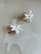 Load image into Gallery viewer, Jasmine Sambac Soliflore. Concentrated Jasminum sambac natural perfume with in house aromatic extracts. Creamy white petals. Golden nectar. Soft tea. Honey. Warm skin. Tropical fruit. June 2026
