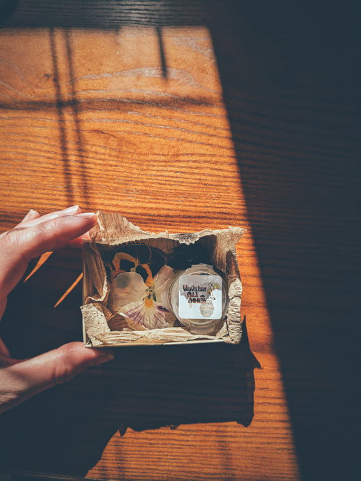 A dab: Wild Veil natural perfume sample. Solid and enfleurage only.